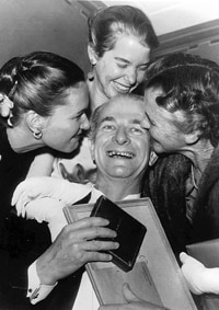 باولنغ محتفلاً مع عائلته بجائزة نوبل في الكيمياء